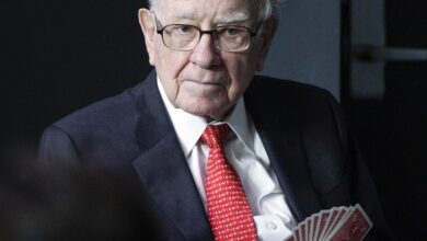 Warren Buffett holding cards Detafour